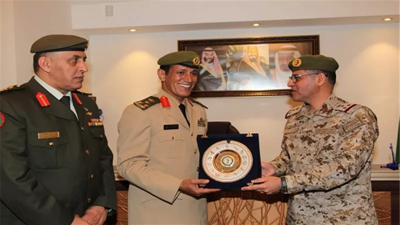 القحطاني يهدي الدرع الفضي للإتحاد العربي للرياضة العسكرية للملحق العسكري السعودي وأمين عام اللجنة الأولمبية الأردنية    