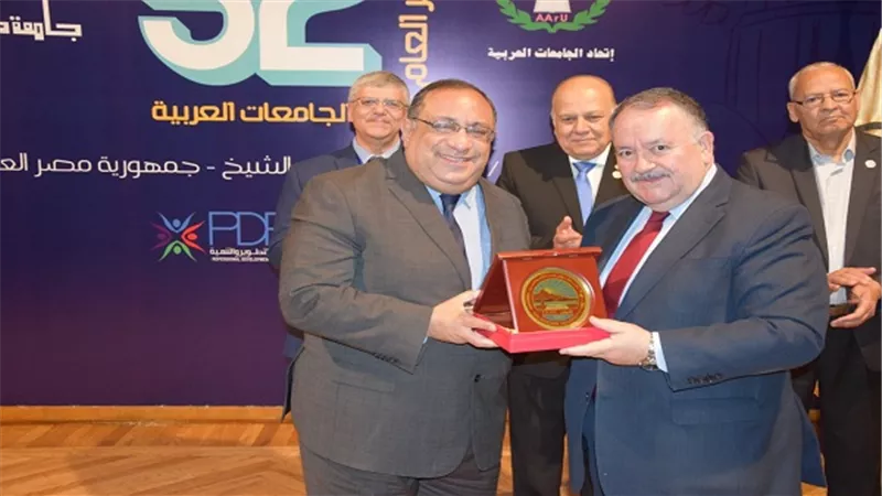 رؤساء الجامعات المصرية والعربية يكرمون الدكتور ماجد نجم في ختام جلسات المؤتمر العام لإتحاد الجامعات العربية