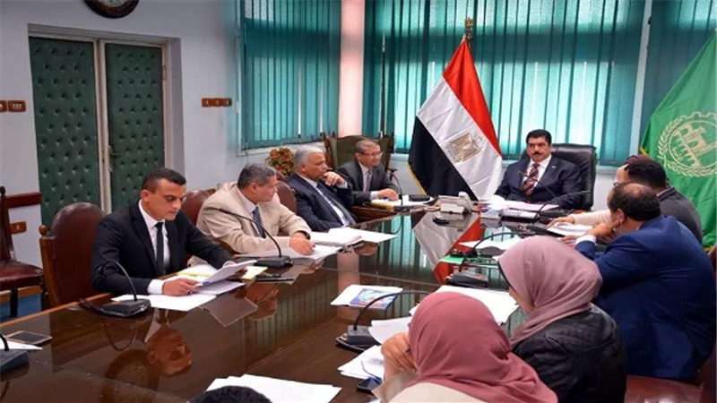محافظ القليوبية يرأس إجتماع المناطق الصناعية لمناقشة مشاكل الإستثمار والمستثمرين بالمحافظة
