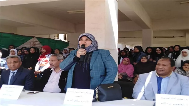 مدير تعليم السويس تفتتح معرض للملابس الجاهزة بالسادات الصناعية بنات