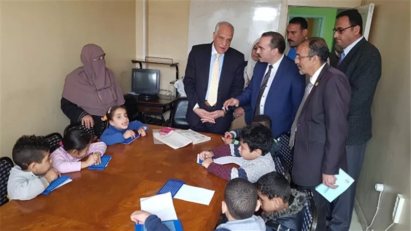 محافظ الجيزة يوزع مساعدات مالية على 85 مسن وطفل بدور الرعاية