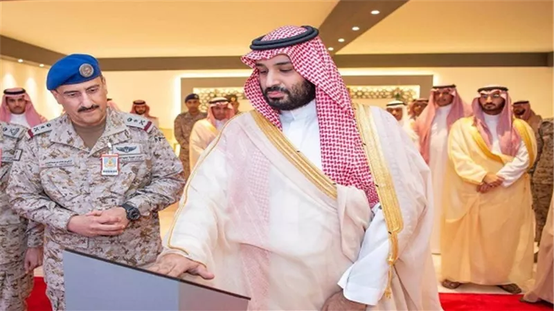 ولي العهد يضع حجر أساس مركز الحرب الجوي