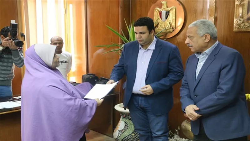 بالصور.. محافظ السويس يسلم عقود تمليك للاهالي واضعي اليد