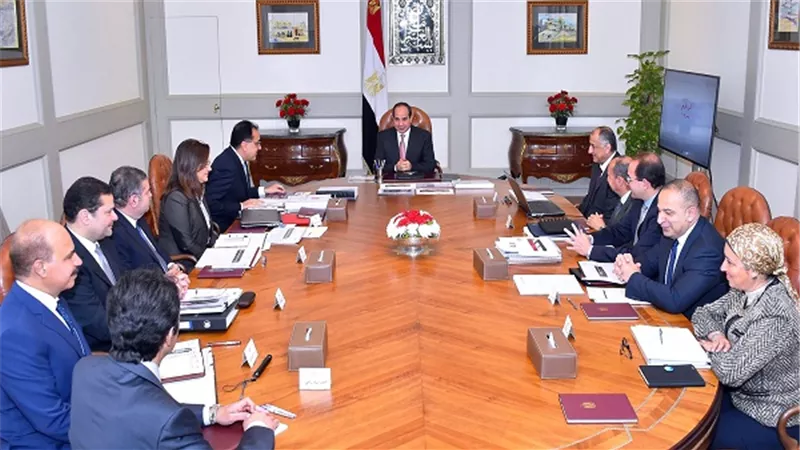 الرئيس السيسي يجتمع مع رئيس الوزراء ومحافظ البنك المركزي ووزراء التخطيط والتجارة والصناعة وقطاع الأعمال العام