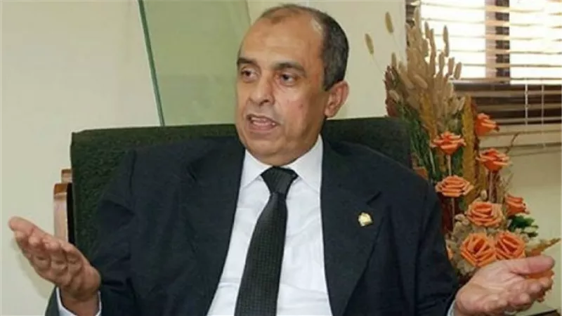 وزير الزراعة يمنح العاملين بمحطة بحوث سدس شهر مكافأة