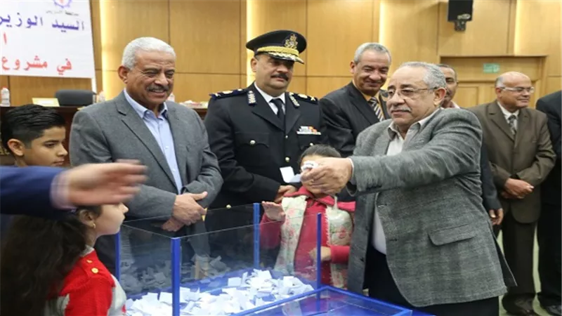 بالصور.. المحافظ  يشهد القرعة العلنية لتوزيع 50 سيارة تاكسى لابناء السويس