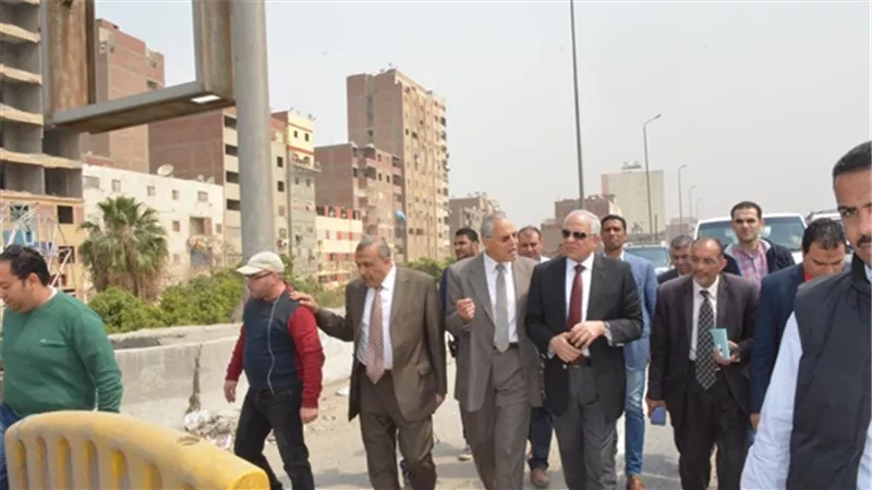محافظ الجيزة يجازي مسئول النظافة بالهرم وسائق لودر