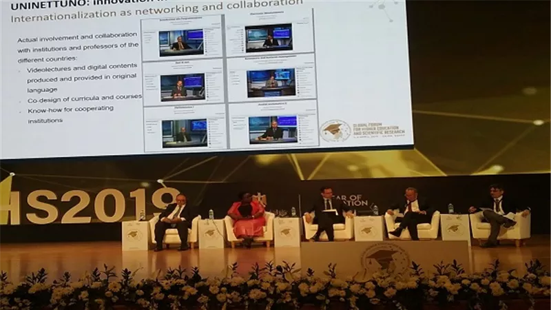 جامعة بنها تهدي درعها لوزير الأوقاف تقديرًا لجهوده في تجديد الخطاب الديني