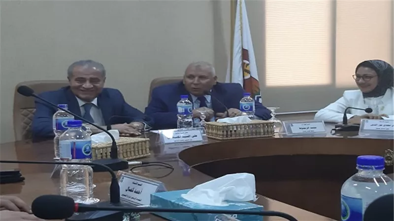 محافظ الوادى الجديد يستعرض المشروعات التنموية بالمحافظة بحضور وزير التموين