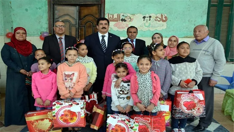 محافظ القليوبية يحتفل مع الايتام بعيد اليتيم ويقدم لهم الهدايا  بمدينة بنها