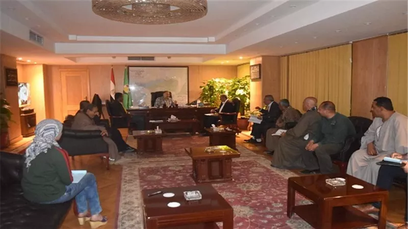 محافظ الفيوم يلتقي أهالى منية الحيط بإطسا وتكليفات بحل المشاكل  