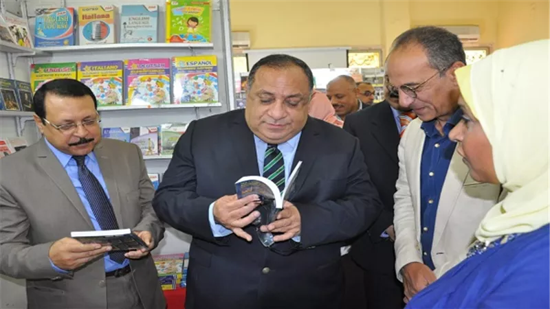 رئيس جامعة حلوان يفتتح معرض الكتاب بكلية الخدمة الإجتماعية جامعة حلوان