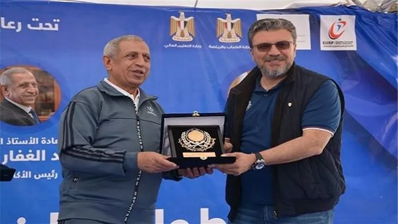 الأكاديمية البحرية تكرم عمرو الليثي في ختام بطولة وطن الرياضية