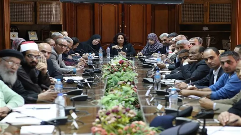 محافظ السويس يطالب رجال الدين الاسلامى والمسيحى بتوعية المواطنين باهمية التعديلات الدستورية