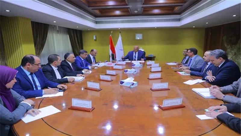 وزير النقل يجتمع برئيس وقيادات هيئة الطرق والكباري لمتابعة معدلات التطوير