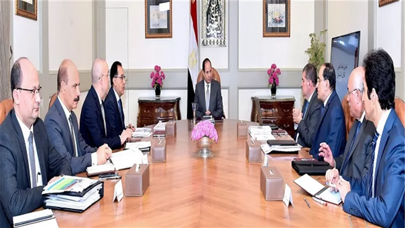الرئيس السيسي يجتمع مع رئيس الوزراء ووزيرى قطاع الأعمال العام والإسكان