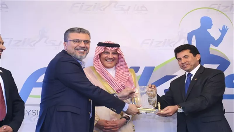 وزير الشباب والسفير السعودي يكرمان الاعلامى عمرو الليثى فى احتفالية التعاون المصرى السعودى