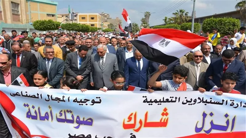 بالصور.. شاروبيم يشارك أبناء السنبلاوين في المسيرة الوطنية بشارع المدينة 