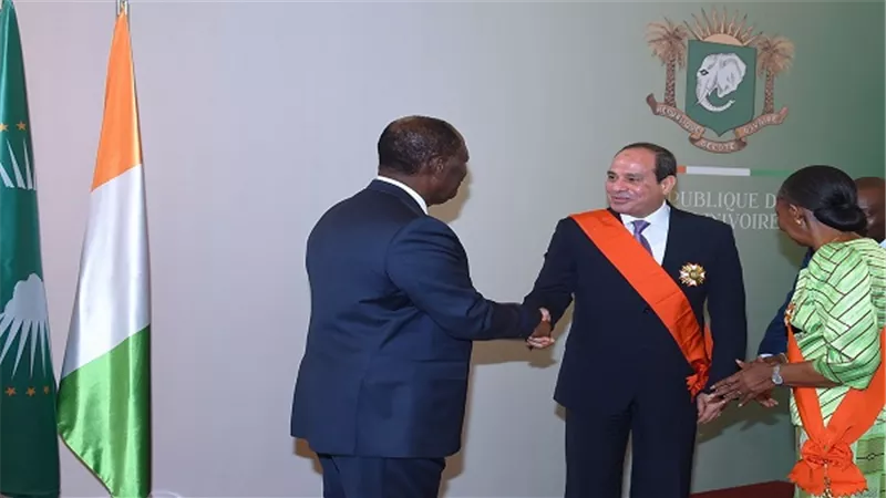 الرئيس السيسي يتقلد وسام الاستحقاق الوطني في كوت ديفوار