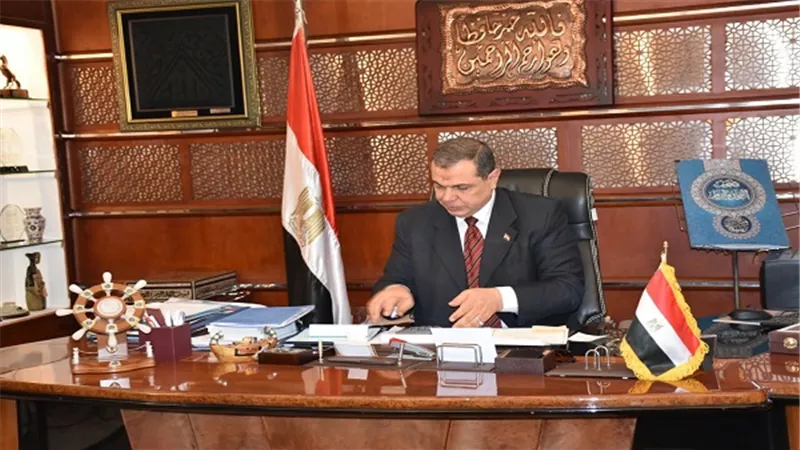 وزير القوى العاملة يهنئ محافظ أسيوط بالعيد القومي