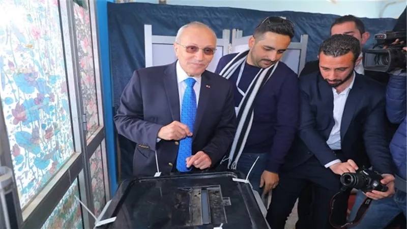 وزير الانتاج الحربي يدلي بصوته في التعديلات الدستورية