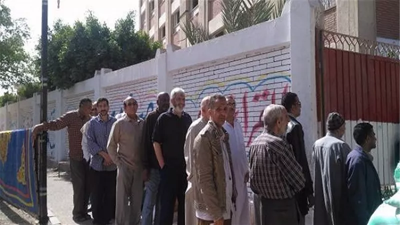 اصطفاف العشرات من المواطنين أمام لجنة مدرسة البساتين المشتركة