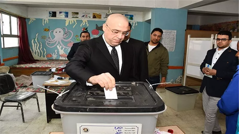 وزير الإسكان يُدلي بصوته فى استفتاء التعديلات الدستورية بمدرسة المقطم الرسمية لغات