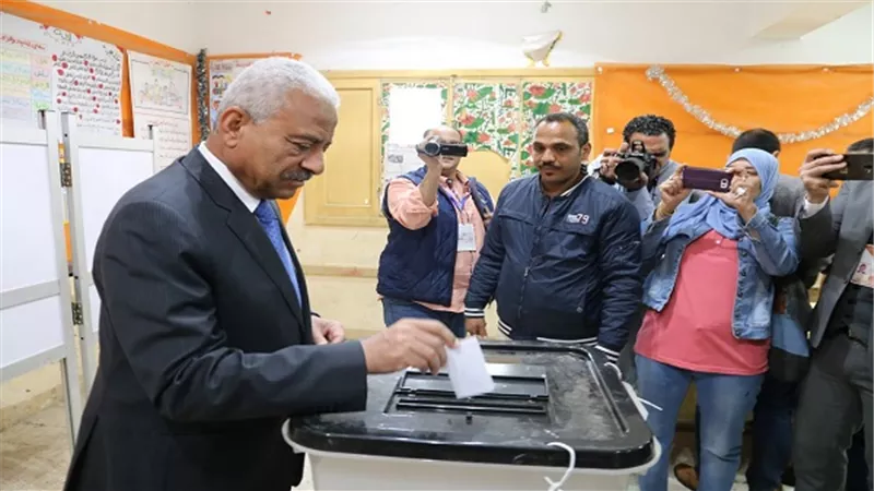 بالصور.. محافظ السويس يدلي بصوته للتعديلات الدستورية