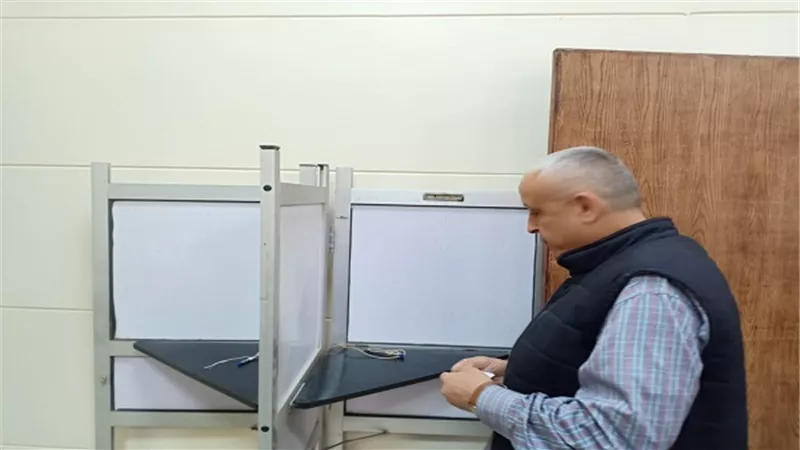نائب رئيس هيئة المجتمعات العمرانية الجديدة يُدلى بصوته فى استفتاء التعديلات الدستورية