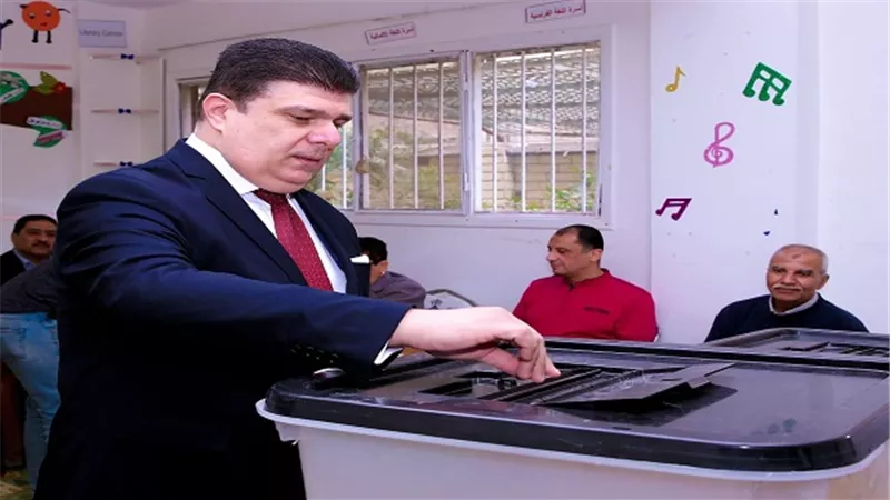 رئيس الهيئة الوطنية للإعلام يدلي بصوته في الاستفتاء