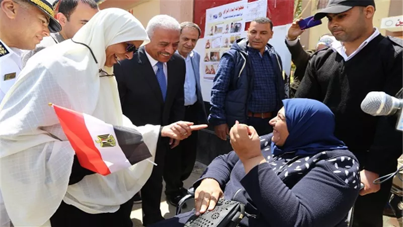  بالصور.. محافظ السويس يتابع الاستفتاء بلجان شباب المدينة ومنشية الرجولة