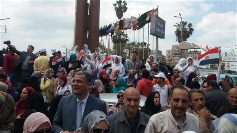 رئيس جامعة المنصورة يشارك الطلاب في مسيرة حاشدة في الاستفتاء لدستور 2019