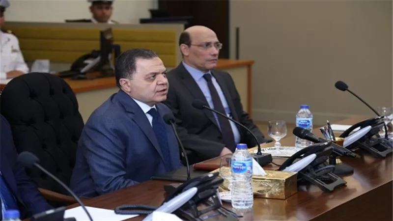 وزير الداخلية يتابع أعمال اللجان من داخل غرفة العمليات