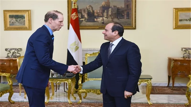 الرئيس السيسي يستقبل السيناتور الأمريكي رون وايدن