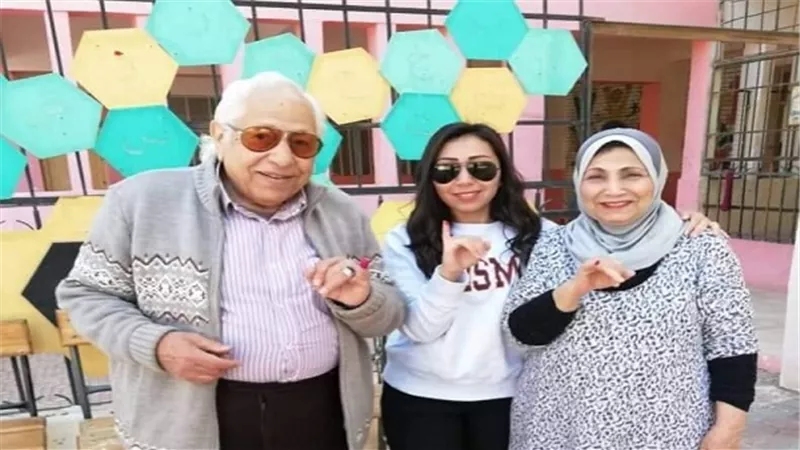 شيماء الشايب وفاطمة عيد تدليان بأصواتهن في الاستفتاء على التعديلات الدستورية 