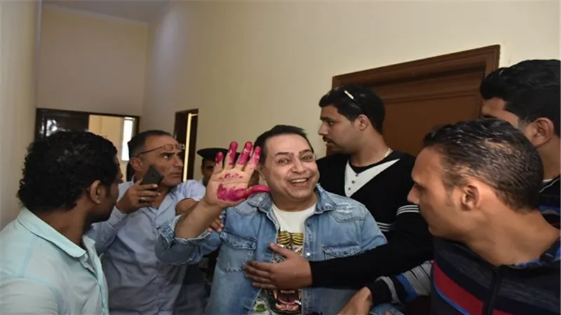 حكيم يدلي بصوته في  الشيخ زايد 