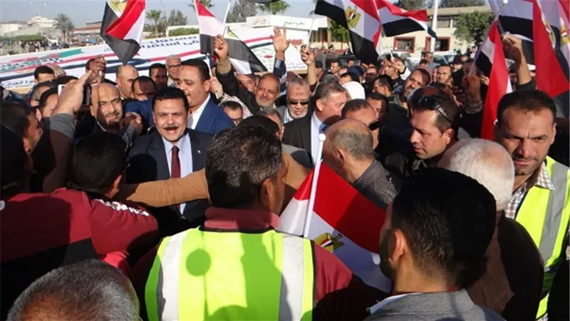 اليوم الثالث.. مسيرة جديدة حاشدة  للعاملين بمصانع الدلتا لبنجر السكر بكفر الشيخ