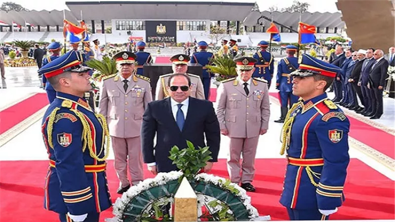 الرئيس السيسي يضع إكليل من الزهور على النصب التذكاري للجندى المجهول بمدينة نصر