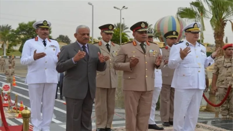 قائد الجيش ومحافظ السويس يضعان اكاليل الزهور على قبر الجندى المجهول