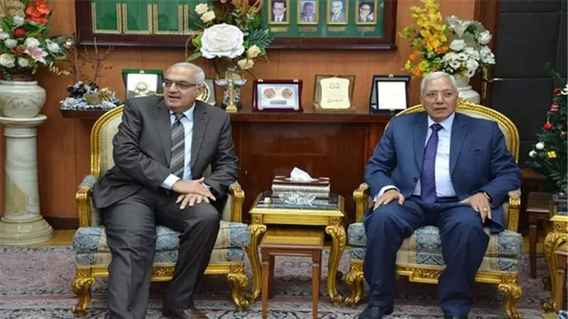 رئيس جامعة المنصورة يهنىء الأخوة المسيحيين بعيد القيامة المجيد 