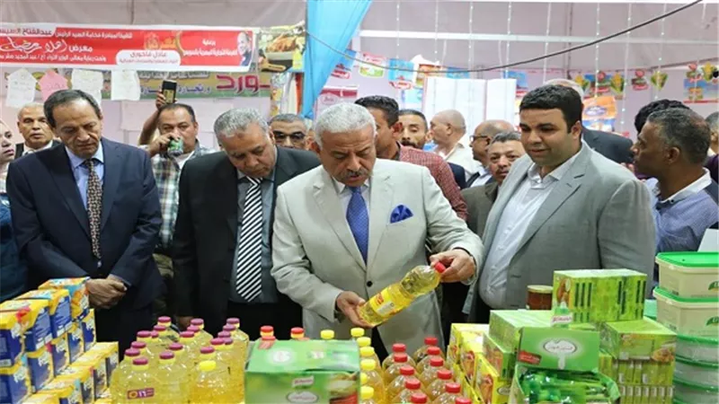 بالصور.. محافظ السويس  يفتتح معارض 