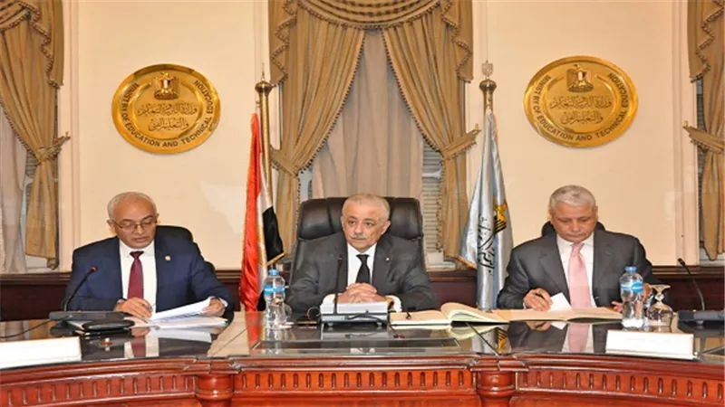 وزير التربية والتعليم يجتمع مع مديرى المديريات التعليمية لمتابعة الإجراءات الخاصة بالامتحانات