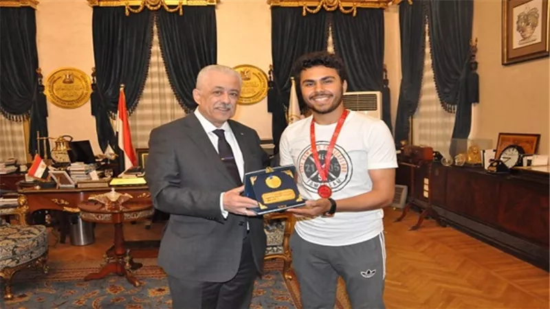 بالصور.. وزير التعليم يستقبل الفريق المصري السويسى الفائز بجائزة التَمَيُز في بطولة امريكا