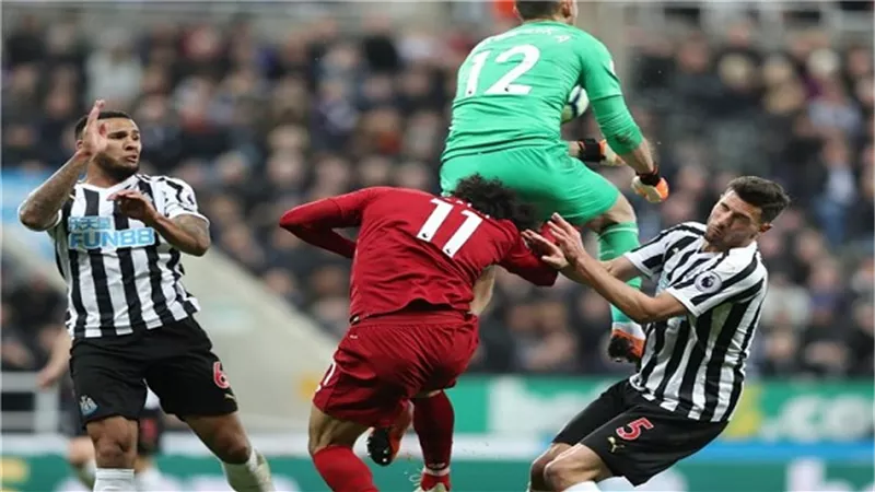حارس نيوكاسل يروي تفاصيل واقعة إصابة محمد صلاح