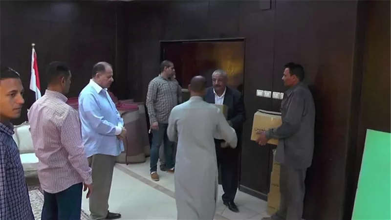 محافظ الفيوم يوزع 200 كرتونة مواد غذائية للأسر الأولى بالرعاية بمناسبة شهر رمضان 