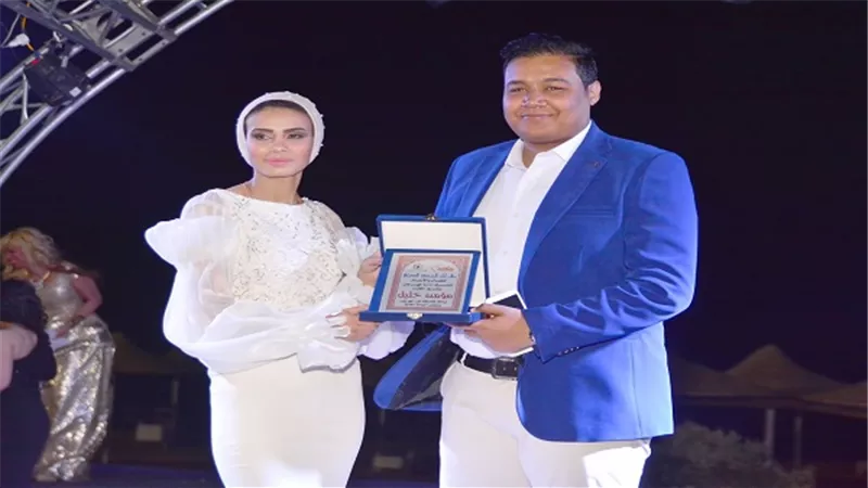 بالصور.. تكريم مؤمن خليل في مهرجان الغردقة الدولي للجمال والأزياء