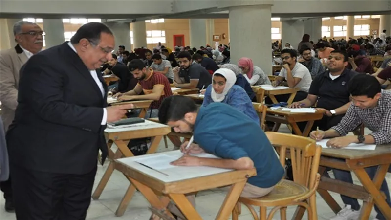 رئيس جامعة حلوان يتابع سير امتحانات الفصل الدراسي الثاني للعام الجامعي 