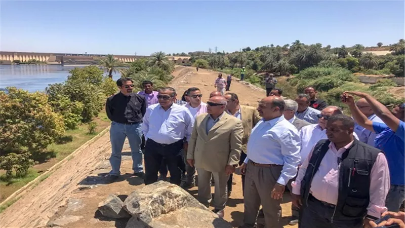 وزير النقل يتفقد موقع مشروع انشاء محور بديل لخزان اسوان