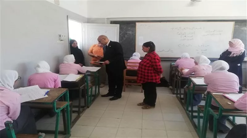 بالصور.. وكيل صحة السويس يتفقد لجان امتحانات مدارس التمريض الفنية