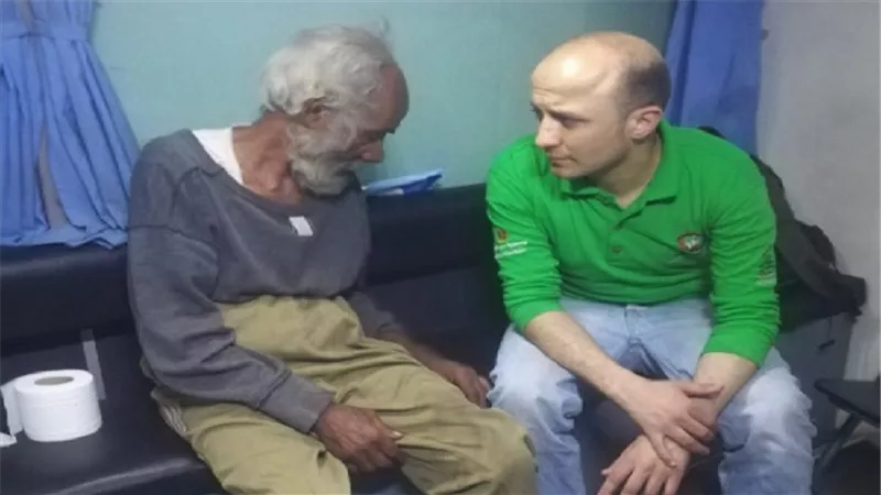 فريق اطفال بلا مأوي ينقذ مسن ويعيده لأسرته